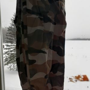 hey guys! :) I am selling these cool camo pants from H & M !!